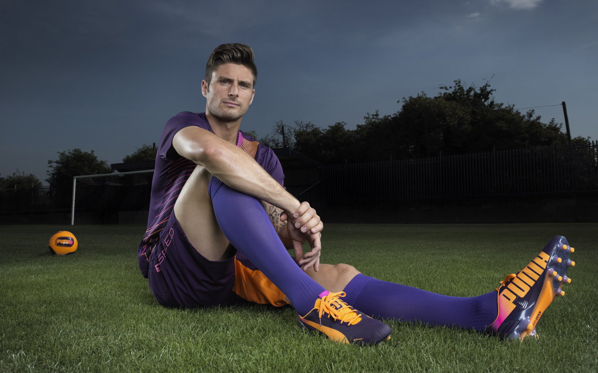 “高新体育中心健力赛：冠军之争白热化，选手拼尽全力”